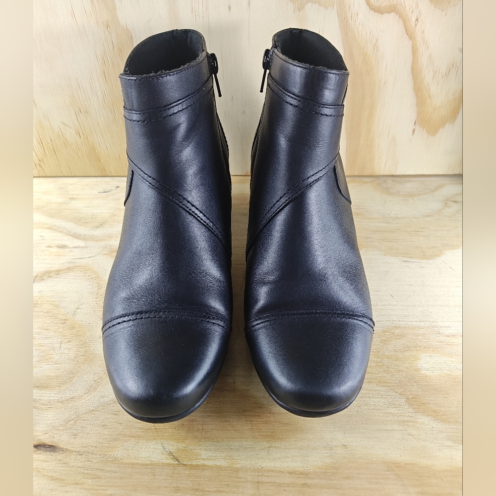 Collection By Clarks Ultimate Comfort Black Leather Ankle bootie Women Size 8.5
